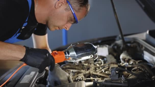 Caucasian Male Mechanic Blue Uniform Checking Motor Auto Service Light — Vídeos de Stock