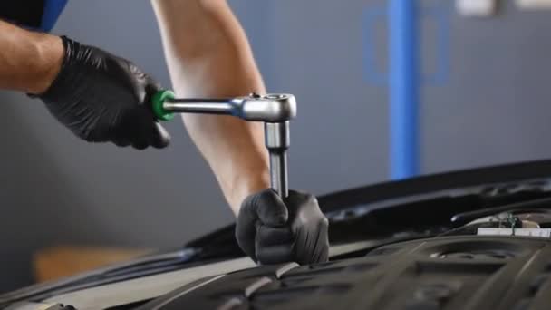 Close Male Mechanic Working Car Car Service Unrecognizable Man Using — Vídeo de stock