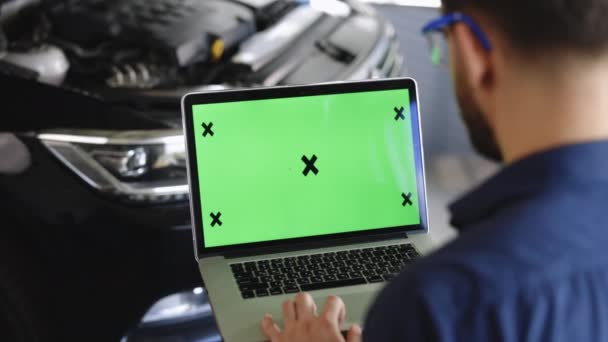 Car Service Mechanic Uses Laptop Computer Green Screen Mock Chroma — Stockvideo