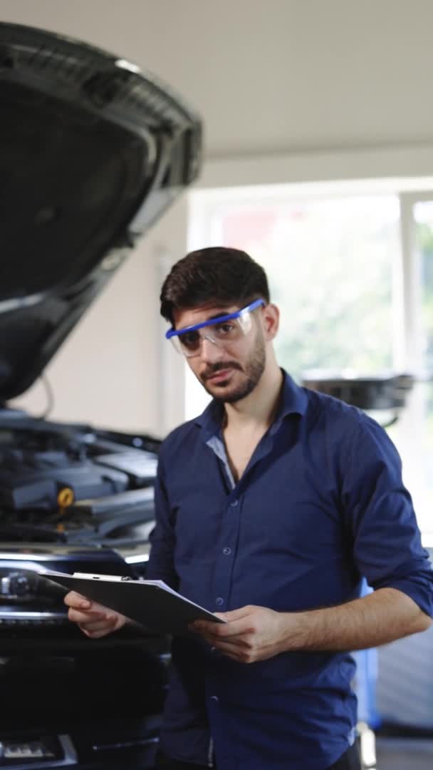 Vertical Video Portrait Caucasian Bearded Handsome Man Auto Mechanic Manager — Stockvideo