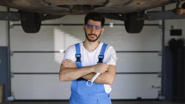Mechanic Man Standing Front Garage Joyful Young Bearded Man Motor — ストック動画