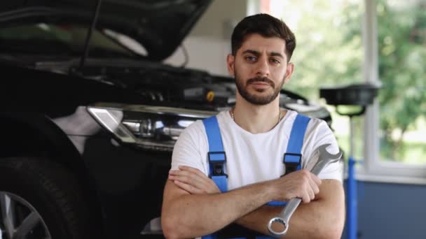 Confident Handsome Bearded Mechanic Blue Uniform Standing His Arms Crossed — Vídeos de Stock