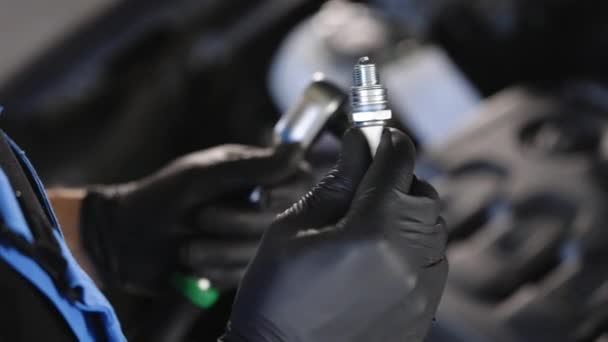 Male Hand Holds Automotive Spark Plug Close Worker Hands Changes — Stockvideo