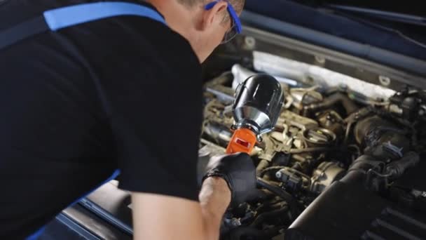 Caucasian Male Mechanic Blue Uniform Checking Motor Auto Service Light — Stockvideo