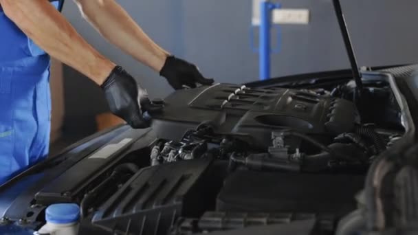 Unrecognizable Mechanic Man Open Car Hood Check Engine Car Mechanic — Vídeo de stock