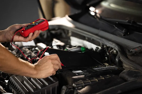 Man Using Multimeter Measure Voltage Batteries Mechanic Doing Car Inspection — Fotografia de Stock