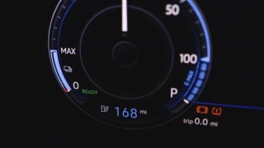 Elektrikli araba göstergesini kapat. Pil göstergesi 168 metreye kadar dolu olduğunu gösteriyor. Elektrikli araba konsepti. Batarya göstergesi artan bir pil şarjı gösteriyor. Elektrikli Araba Pil Göstergesi