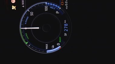 Elektrikli Araba Göstergesi 'nin dikey videosu. Batarya göstergesi 0 'dan 279 km uzakta doluyor. Elektrikli araba aküsü göstergesi. Araba endüstrisinde yeşil enerji. Elektrikli araba göstergesi.