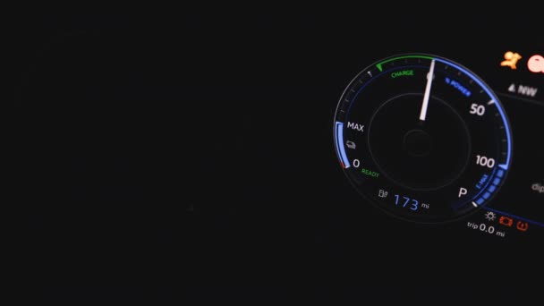 快速充电过程中电动车仪表盘视图的近照 绿色能源零排放汽车内景 远程电动车 电池指示器显示它充填了173英里 — 图库视频影像