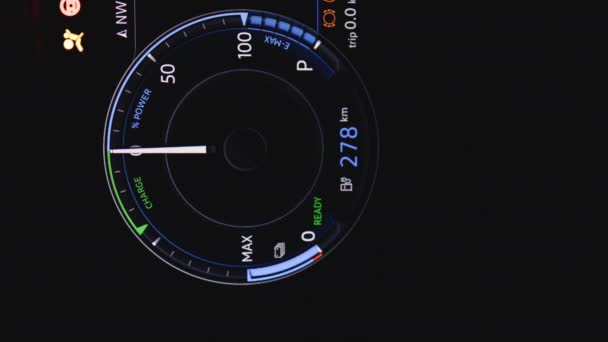 Vertikal Video Elbilens Instrumentbräda Laddningsdisplay Batteriindikatorn Fyller Upp Till 279 — Stockvideo