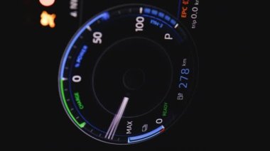 Elektrikli Araba Gösterimi 'nin dikey videosu. EV Batarya Göstergesi 0 'dan 278 km' ye şarj olduğunu gösteriyor. Yeşil Yenilenebilir Enerji, Araba Endüstrisi. Elektrohareketlilik.