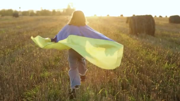 Cute Little Girl Ukraińskie Patriotyczne Dziecko Biegnie Flagą Narodową Ukrainy — Wideo stockowe