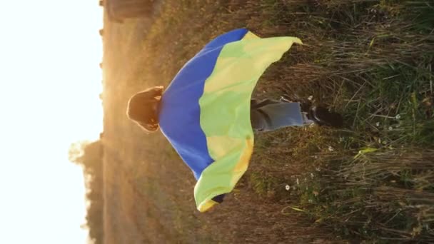 Вертикальне Відео Маленької Дівчинки Українського Патріотичного Малюка Проходить Національним Прапором — стокове відео