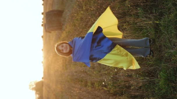 Vertikales Video Eines Ukrainischen Mädchens Mit Einer Blau Gelben Flagge — Stockvideo