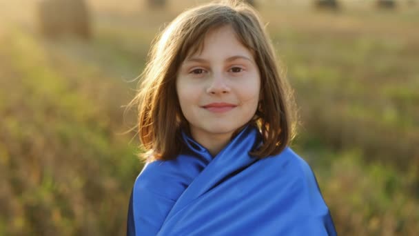 Portret Dziewczynki Tradycyjnym Hafcie Flagą Ukrainy Kobieta Żółtą Niebieską Flagą — Wideo stockowe