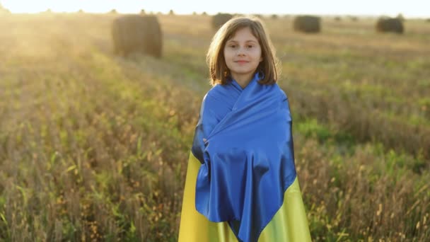 Retrato Aire Libre Niña Con Bandera Ucraniana Azul Amarilla Detener — Vídeo de stock