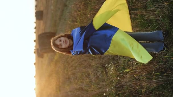 Video Verticale Giovane Ragazza Con Bandiera Ucraina Blu Gialla Fermare — Video Stock