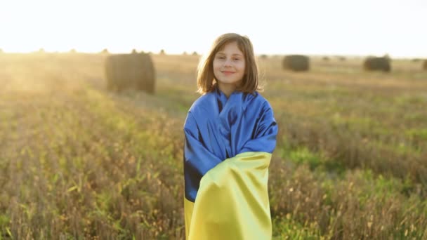 Porträtt Liten Ukrainsk Flicka Som Håller Ukrainas Flagga Utomhus Symbol — Stockvideo