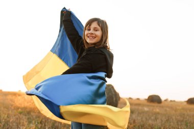 Üzerinde Ukrayna 'nın sarı-mavi bayrağı olan zayıf bir kızın portresi. Yaşam tarzı. Ukrayna kavramına bayılıyorum. Ukrayna 'nın Bağımsızlık Günü, Bayrak, Anayasa Günü Eğitim, Okul, Sanat Konsepti