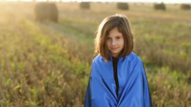 Üzerinde Ukrayna 'nın sarı-mavi bayrağı olan zayıf bir kızın portresi. Yaşam tarzı. Ukrayna kavramına bayılıyorum. Ukrayna 'nın Bağımsızlık Günü, Bayrak, Anayasa Günü Eğitim, Okul, Sanat Konsepti