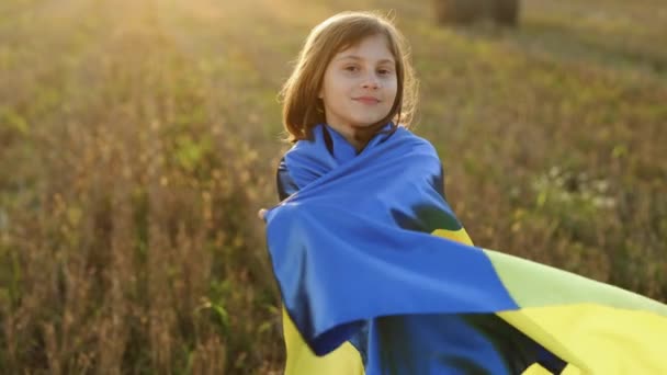 Portrét Dětských Úsměvů Modrou Žlutou Vlajkou Ukrajiny Vlající Pozadí Zapadajícího — Stock video