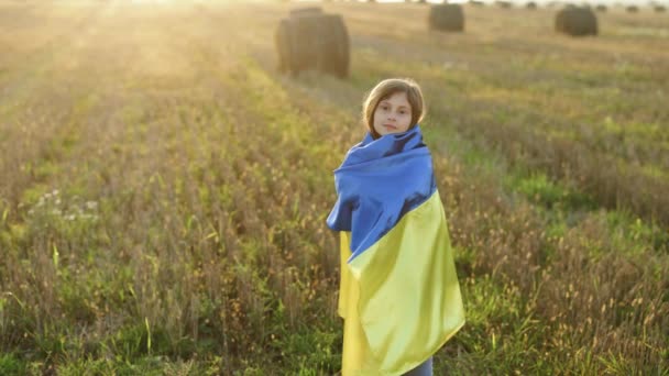 Portret Van Een Kind Glimlacht Met Oekraïense Vlag Blauw Gele — Stockvideo