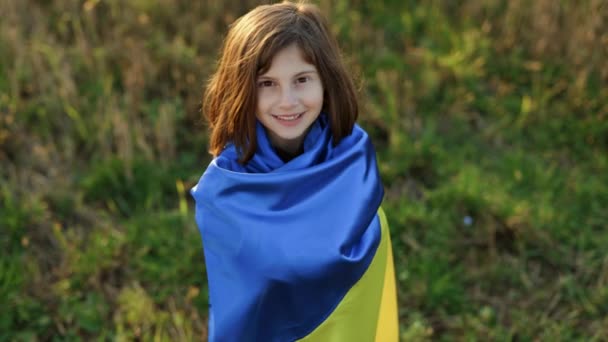 Portret Van Kind Met Oekraïense Vlag Het Veld Meisje Zwaaiend — Stockvideo