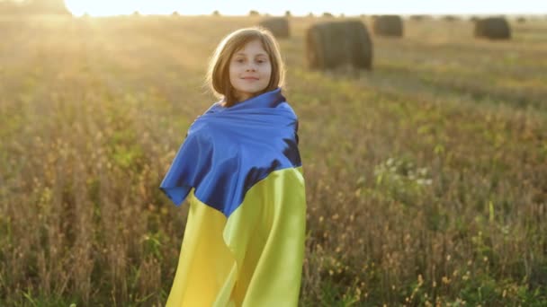 支持乌克兰 穿爱国服装的女孩乌克兰战争 停止战争 一位乌克兰妇女手里拿着她国家的子弹 带有乌克兰国旗的乌克兰小女孩的肖像 — 图库视频影像