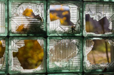 Terk edilmiş bir binanın güzel kırık penceresi. Kare bardak. Sonbahar.