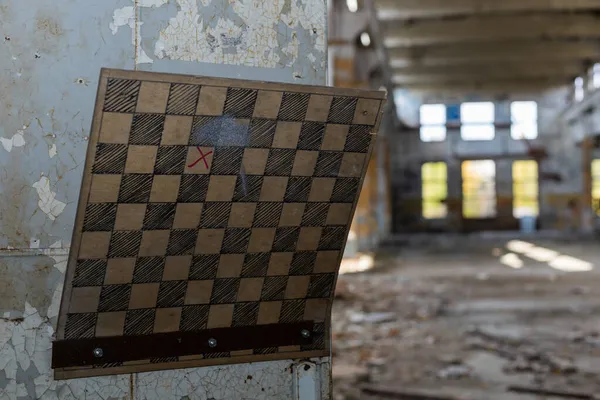 Tablero Ajedrez Colgado Pared Edificio Abandonado —  Fotos de Stock