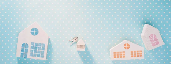 Белые домики игрушки на синем фоне с белой точкой в горошек — стоковое фото