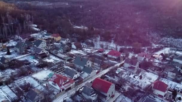 Winterliche Luftaufnahme des Himmels und der Bergstraße dorthin. Schöne Winterlandschaft — Stockvideo