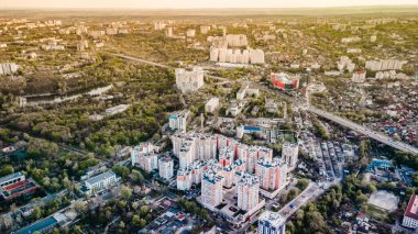 Chisinau City 'deki merkezin hava görüntüsü. Başkanlık Sarayı ve Parlamento. Moldova, 2019. Şehrin üzerinde gün batımı.