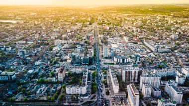 Chisinau City 'deki merkezin hava görüntüsü. Başkanlık Sarayı ve Parlamento. Moldova, 2019. Şehrin üzerinde gün batımı.