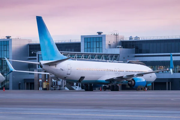 Passagerarflygplan Parkerade Vid Terminalen Morgonen Flygplats Förkläde — Stockfoto