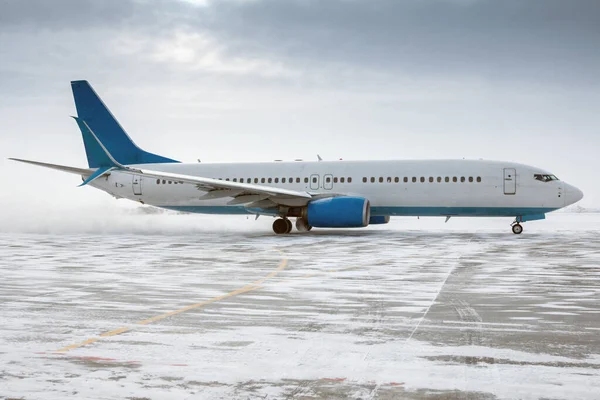 Taxifahrt Eines Passagierflugzeugs Auf Dem Vorfeld Des Flughafens Schneesturm lizenzfreie Stockbilder