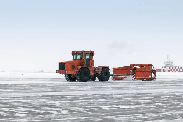 Gran Tractor Ruedas Con Equipo Especial Elimina Nieve Delantal Del — Foto de Stock