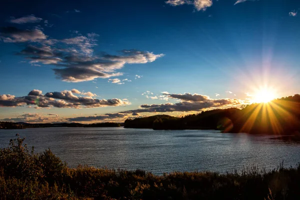 Живописное Озеро Лучах Вечернего Солнца — стоковое фото