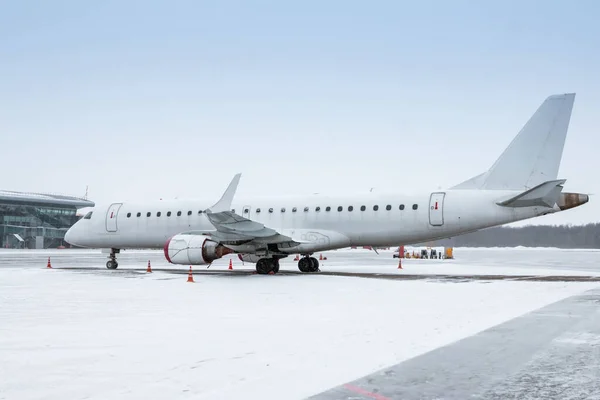 Biały Samolot Pasażerski Lotnisku Fartuch Podczas Zamieci Śnieżnej — Zdjęcie stockowe