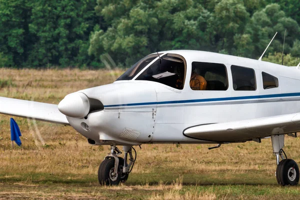 Private Single Engined Piston Powered Airplane Taxiing Airfield — Stock Photo, Image