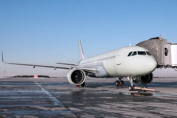 Avión Pasajeros Con Barra Remolque Muelle —  Fotos de Stock