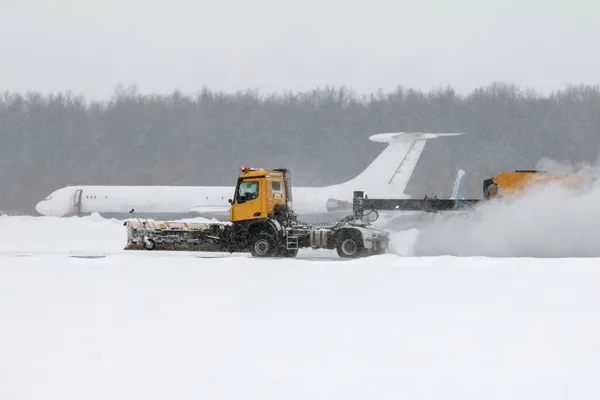 Flugfeld Schneefräse Reinigt Bei Schwerem Schneesturm Die Landebahn Des Flughafens Stockfoto