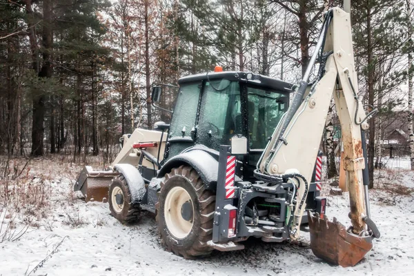 Excavadora Tractores Ruedas Blancas Nieve Cerca Del Bosque Invierno — Foto de Stock
