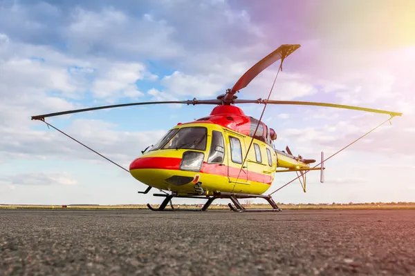 Modern Orvosi Helikopter Helikopter Leszállóhelyen Stock Kép