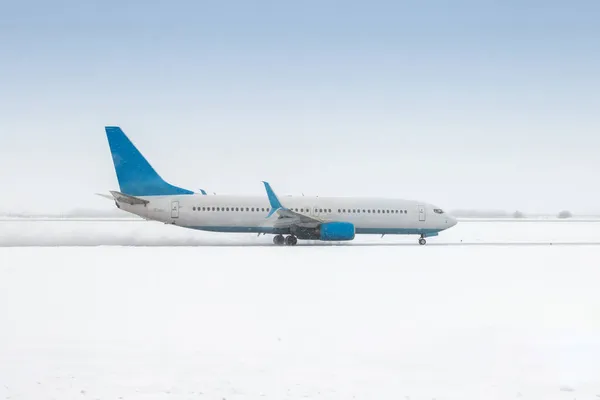 Een Passagiersvliegtuig Beweegt Baan Een Zware Sneeuwstorm — Stockfoto