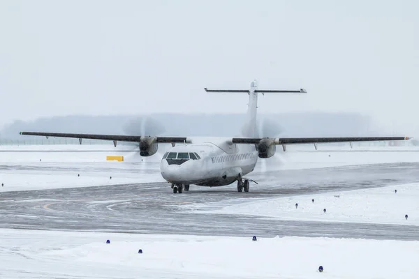 Samolot Turbośmigłowy Białym Pasażerem Kołowania Drodze Kołowania Podczas Silnej Zamieci — Zdjęcie stockowe