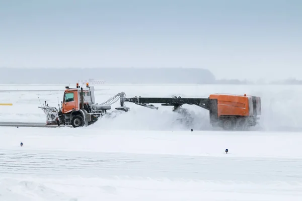 Kar Küreme Aracı Kar Fırtınasında Havaalanı Taksisini Temizliyor Telifsiz Stok Imajlar