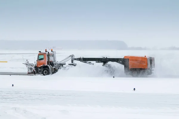 Schneefräse Reinigt Rollbahn Flughafen Schneesturm lizenzfreie Stockbilder