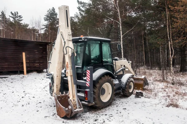 Fehér Kerekű Traktor Kotró Hóban Közel Erdő Télen — Stock Fotó