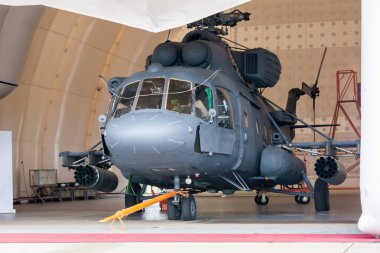 Hangarda ağır askeri helikopter var.